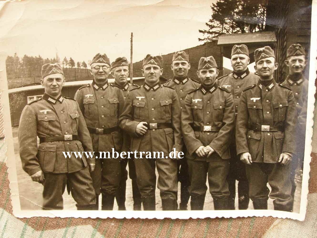 Wehrmachtsuniformen 1937, Dunkler Kragen, helle Effekten