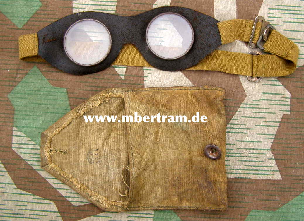 WH Kradmelder Brille, Ledereinfassung, Etui. Hst. u Jahr 1944.