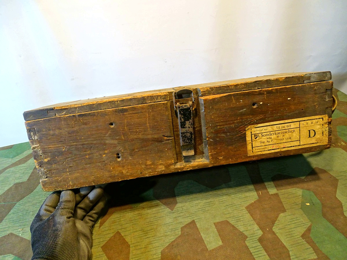 Wehrmacht Ammo Box / Munitionskiste " Leichte Feldhaubitze 18"