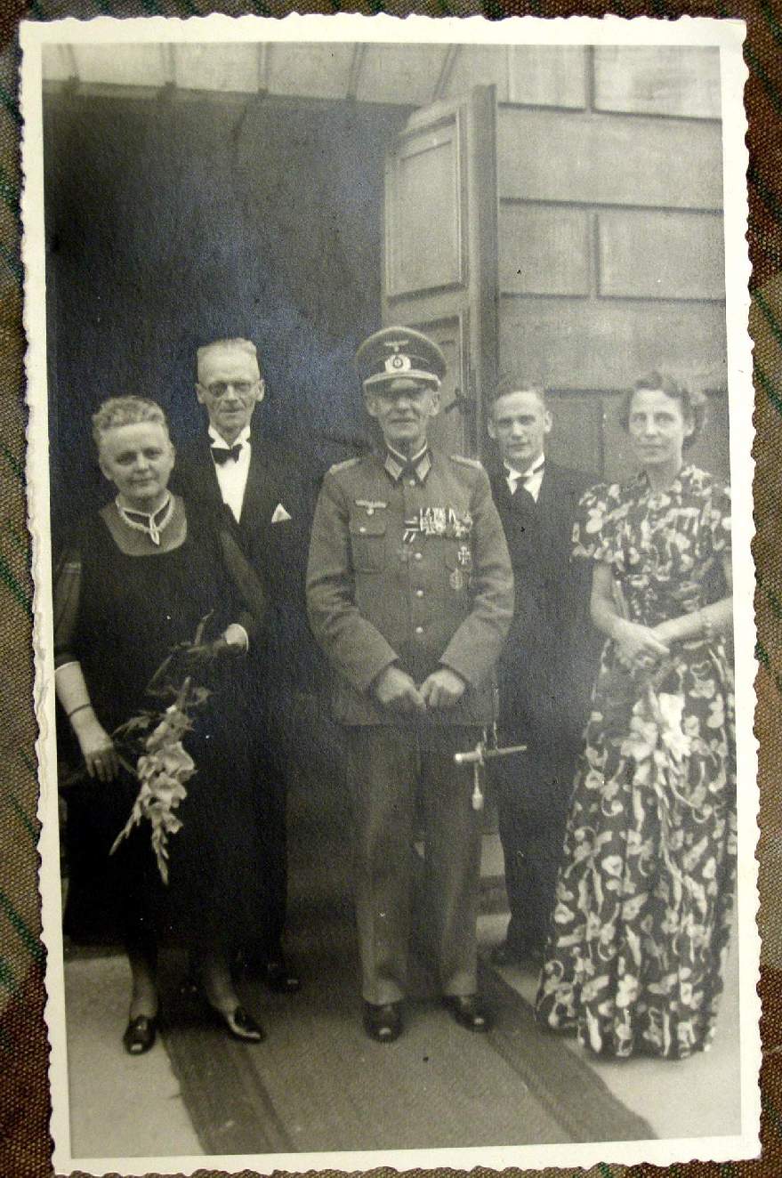 Fotopostkarte Obst.Ltn. Heer, Dolch, Mütze, Ordensspange