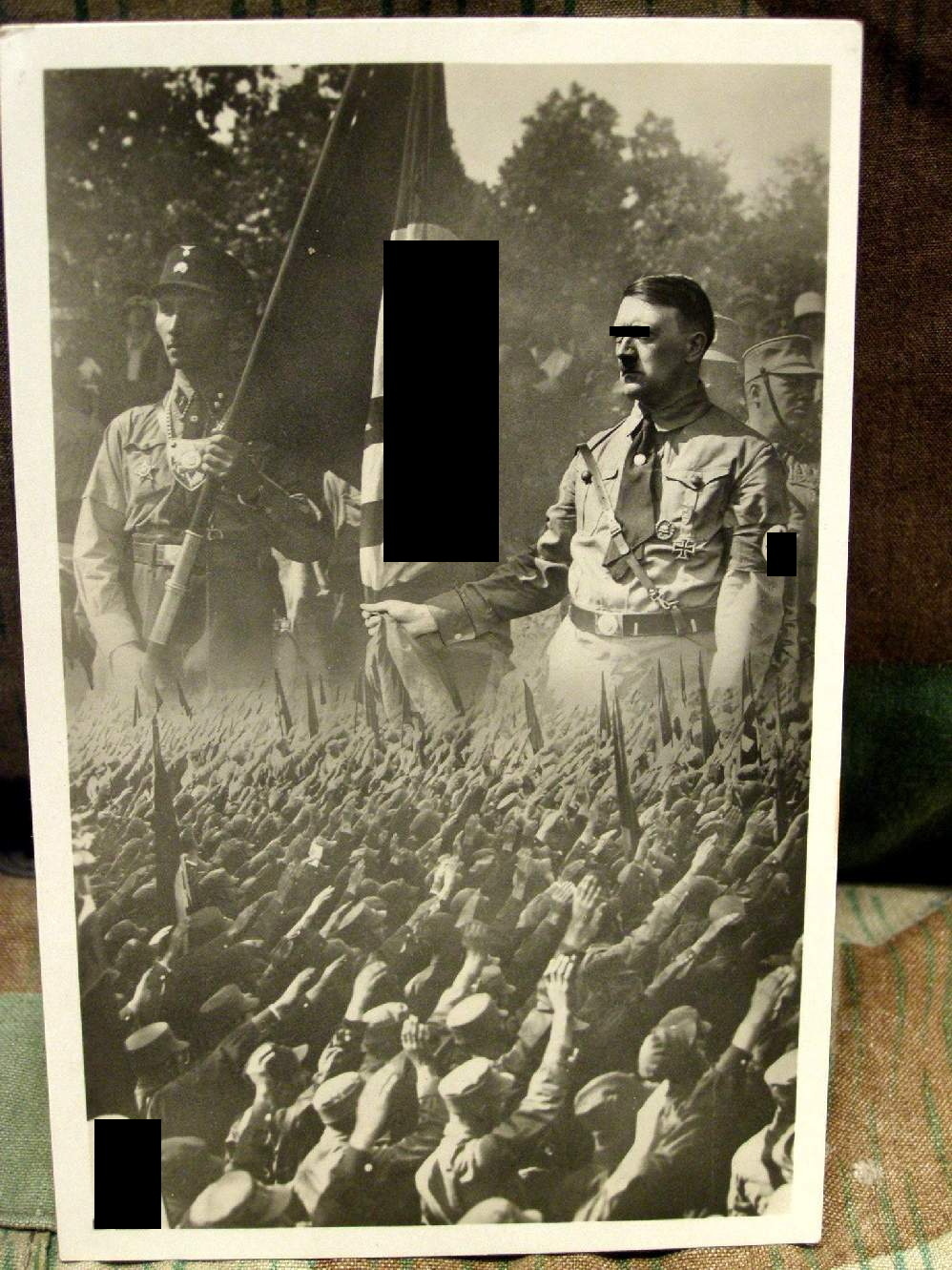 Prop.Postk. Adolf Hitler mit Blutfahne vor Menschenmenge