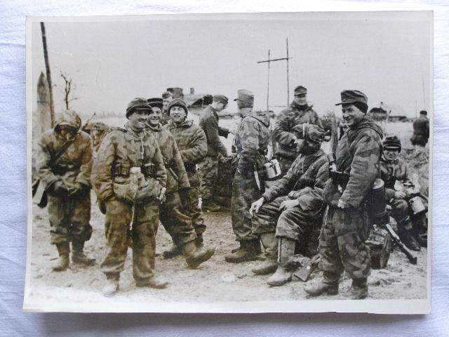 12 Wehrm. Gren. in wendbaren Winter Splintertarn Uniformen