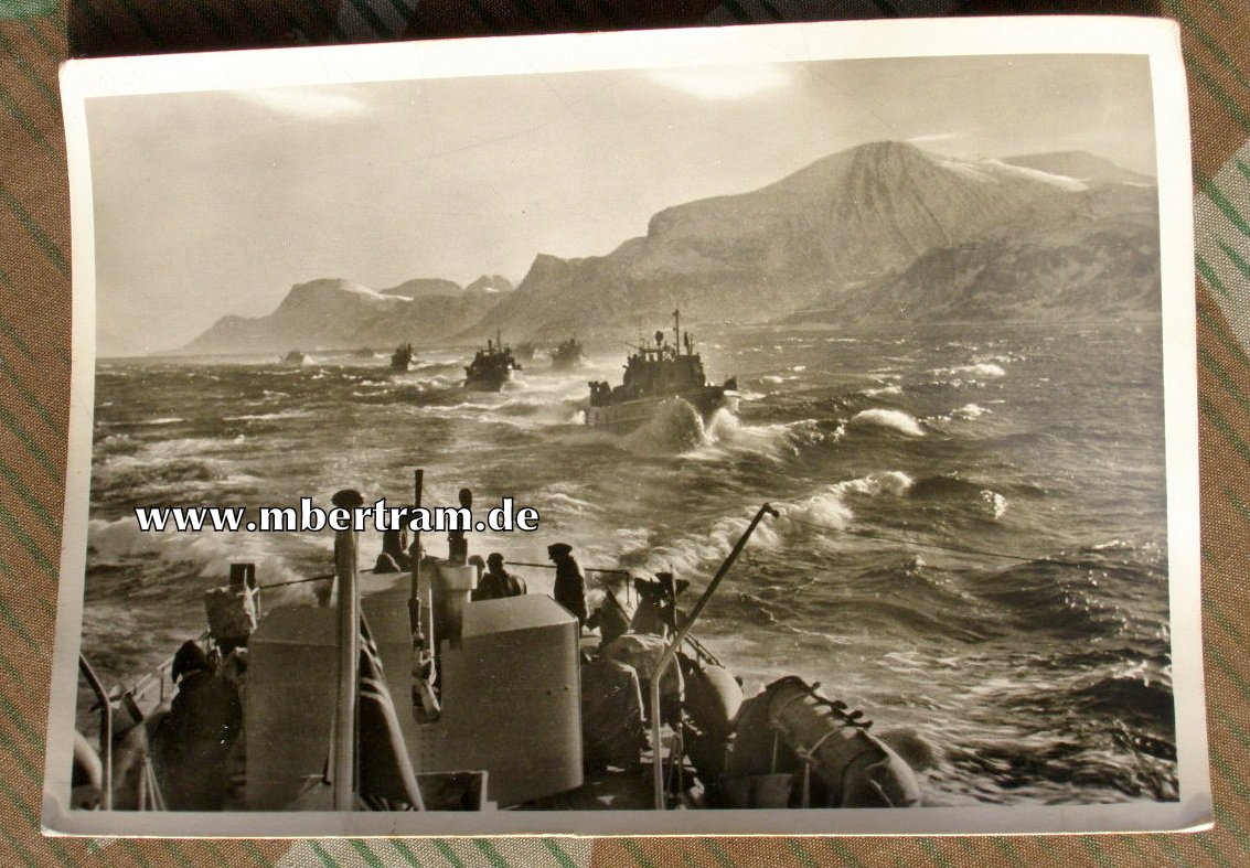 Räumbootflotille läuft aus Hafen norweg. Nordküste aus