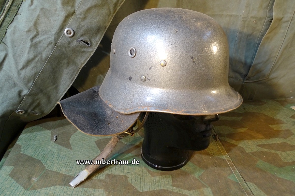 DDR Fieberglas Feuerwehrhelm mit Nackenleder, wie Wehrmachts Parade Helm