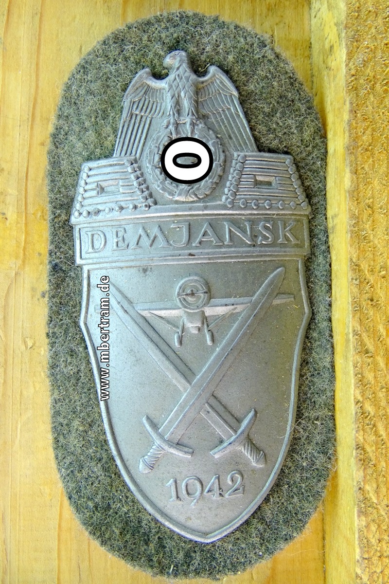 Demjansk - Schild 1942, Eisen getönt,  mit feldgrauer Tuchunterlage