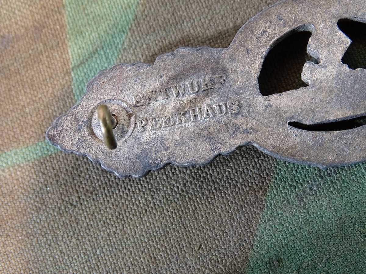 U-Boot Frontspange der Kriegsmarine in Silber, Feinzink, Hersteller Schwerin / Berlin