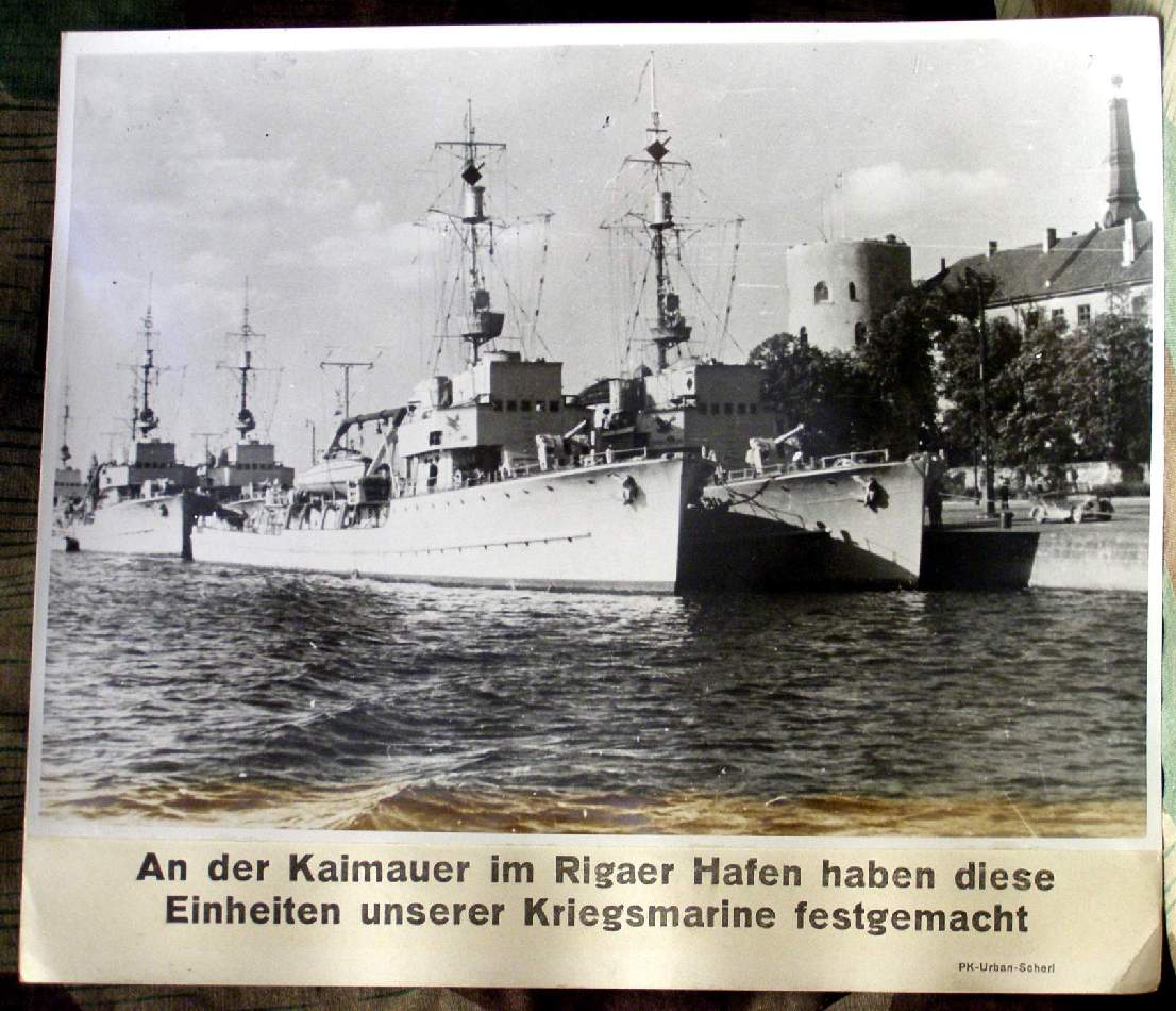 Deutsche Kriegsmarine Einheiten im Hafen von Riga 17x24