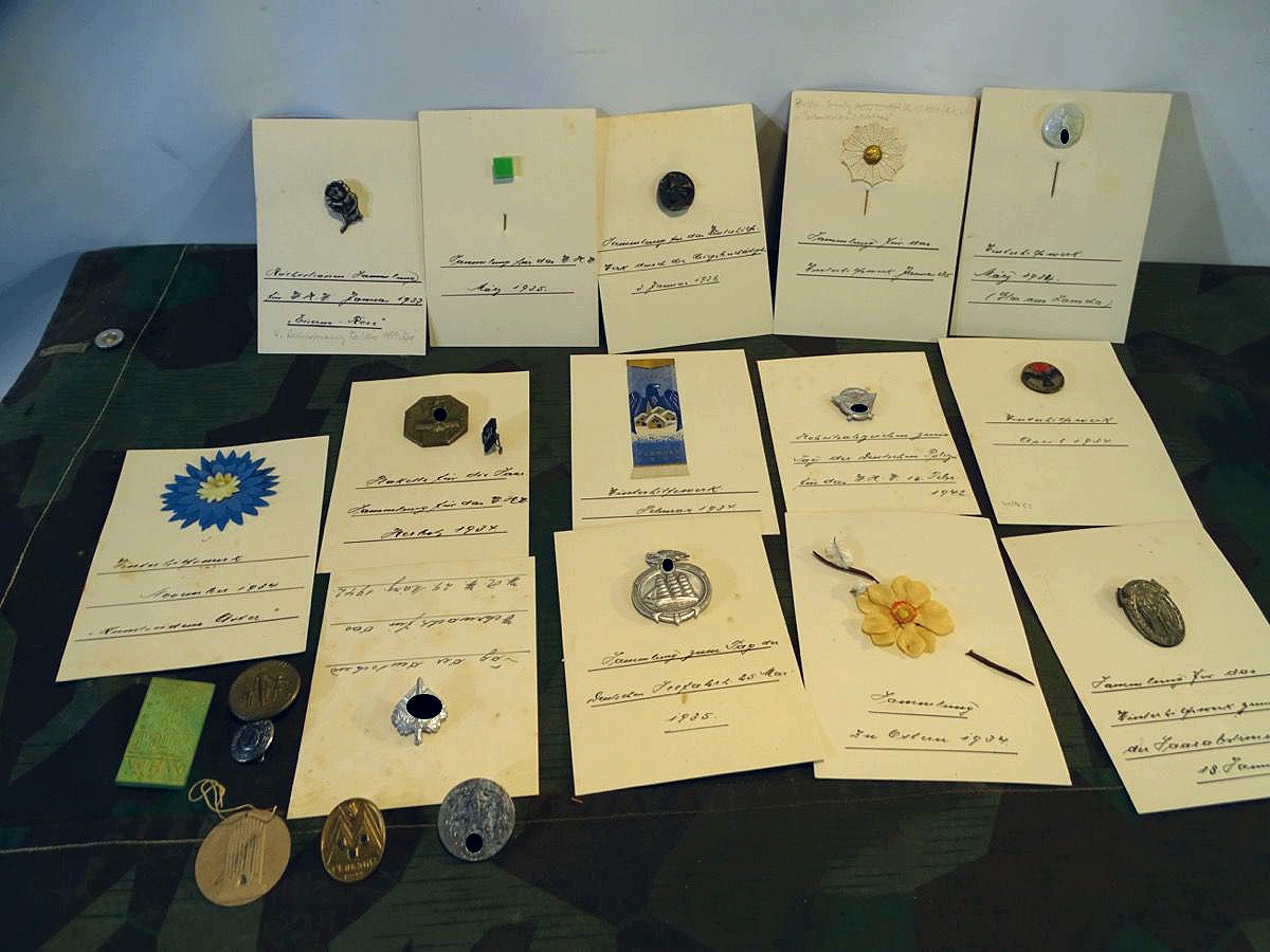 20 WHW Abzeichen, größtenteils auf Original Pappkarten eines HJ Mitglieds  20 WHW Abzeichen, größtenteils auf Original Pappkarten eines HJ Mitglieds