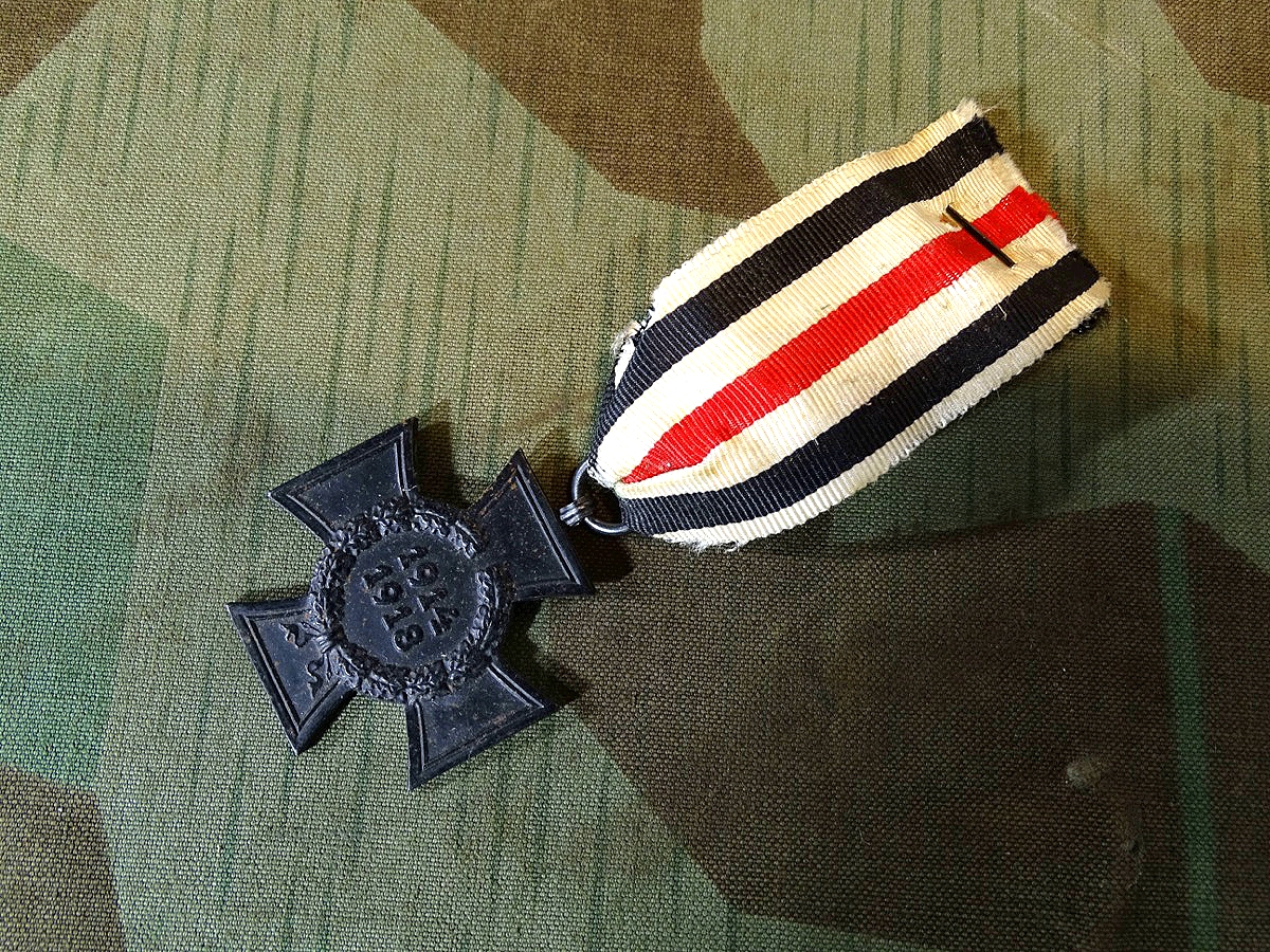 Ehrenkreuz für Witwen und Waisen 1914-18 - Hst.: WS- Wilh. Schwahn Hanau. Am Band