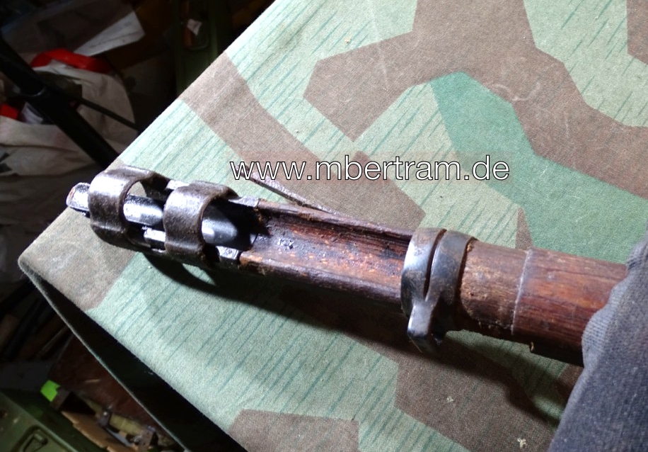 20877-8 Späte K 98 Schäftung, Wehrmacht, Kriegsfertigung Schichtholz mit Beschlägen u.Oberholz