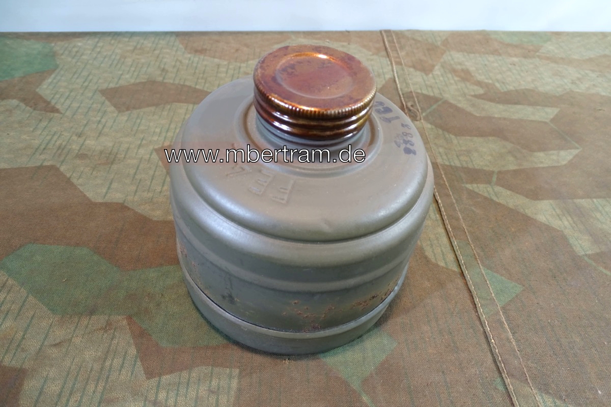 Hoher Wehrmachts Gasmasken Filter  FE 42 mit Schraub Verschlusskappe
