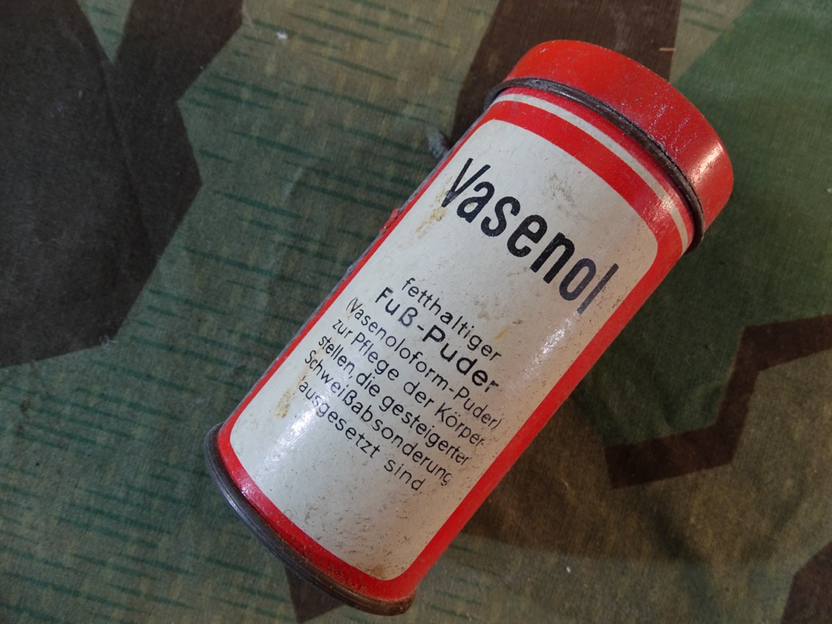 Historische Blech Dose mit 81 g Vasenol Fußpuder , Leipzig, viel Farbe und Schrift erhalten