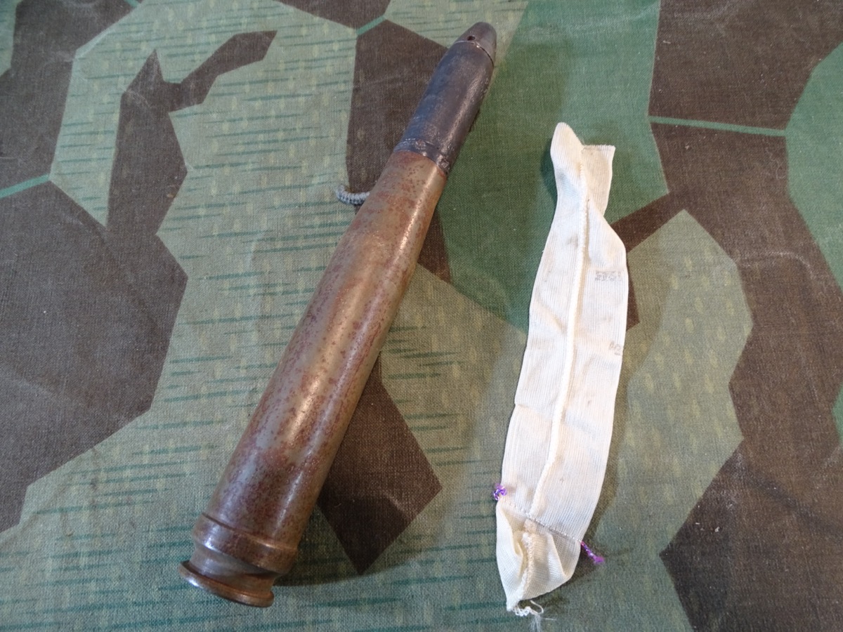 Deko Spreng Granat Patrone 2 cm Flak 38, Stahlhülse, Stahlzünder,  Ladungssäckchen. 