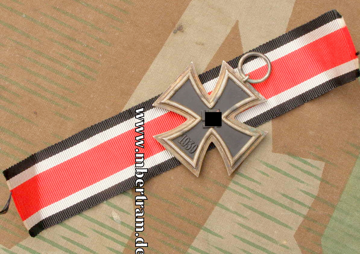 Eisernes Kreuz 1939 2. Klasse am Bandabschnitt o. Hersteller