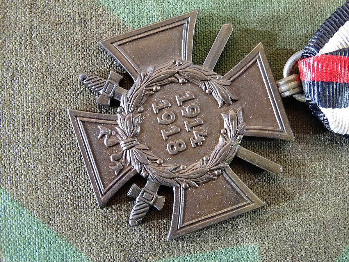 Ehrenkreuz für Frontkämpfer 1914/ 1918 mit Schwertern. R.V. 24 Pforzheim