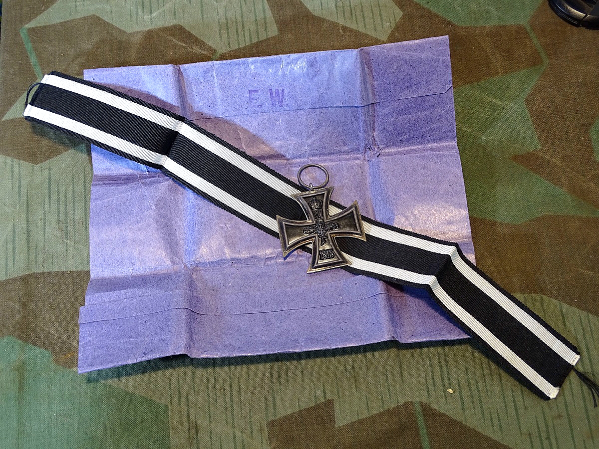 Eisernes Kreuz 2. Klasse 1914 mit langem Bandabschnitt und original Verpackungspapier des Herstellers EW