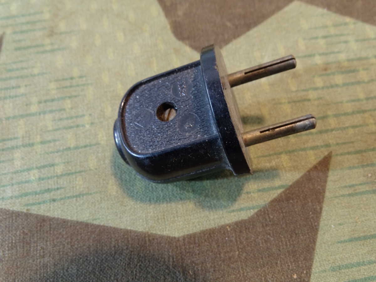 Stecker aus Bakelit. 40er Jahre. Gut zur Ergänzung von Nachrichten Ausrüstung und elektrischem Gerät.