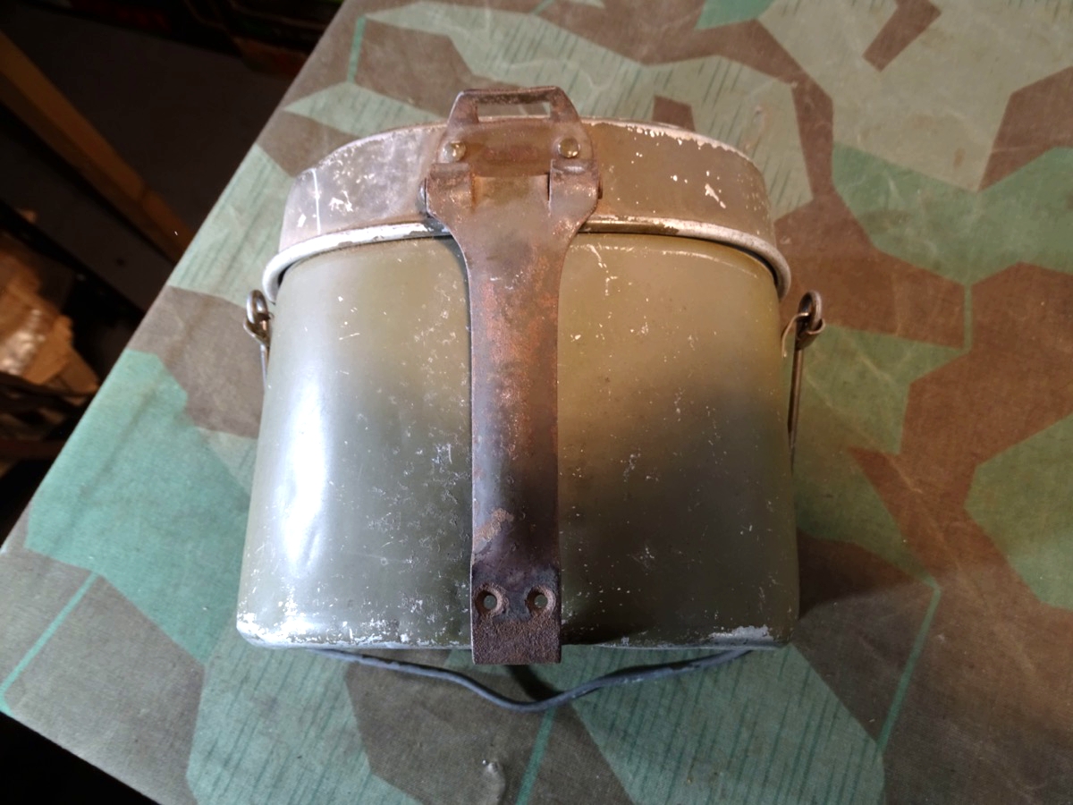 Spätes Wehrmacht Kochgeschirr, Beide Teile gleiches Baujahr: Unterteil 44,  Deckel C&CW 44