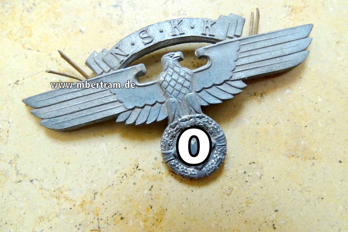 NSKK Schirmmützenadler 2. Modell, Feinzink, hohlgeprägt "M1/52 RZM"