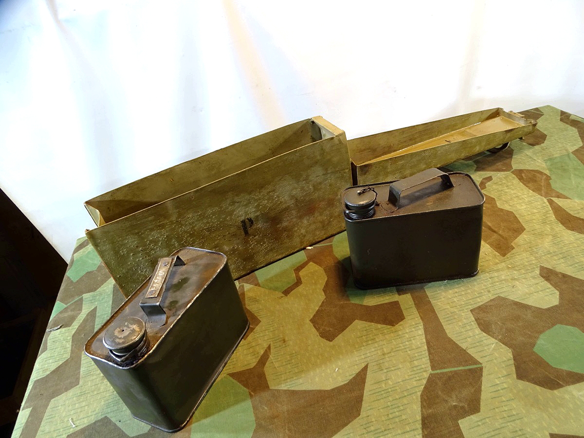 MG 34/ MG 42 Waffenmeister Patronenkasten 34, lehmgelb, "P" mit WaA 1941 mit 2 Waffenölkanistern. MG 34/ MG 42 Waffenmeister Patronenkasten 34, lehmgelb, "P" mit WaA 1941 mit 2 Waffenölkanistern.