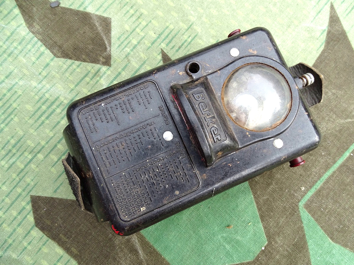 Wehrmacht Berker Dienst Taschenlampe, Bakelit mit Morsealphabet. Wehrmacht Berker Dienst Taschenlampe, Bakelit mit Morsealphabet.