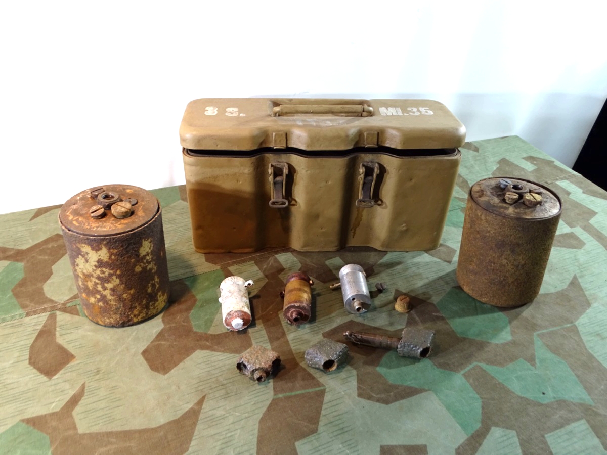 2 Stck. S Mine 35 (Springmine/ Schrapnellmine 35) bekannt als  "Bouncing Betty" mit 4 Zündern in Tragekasten