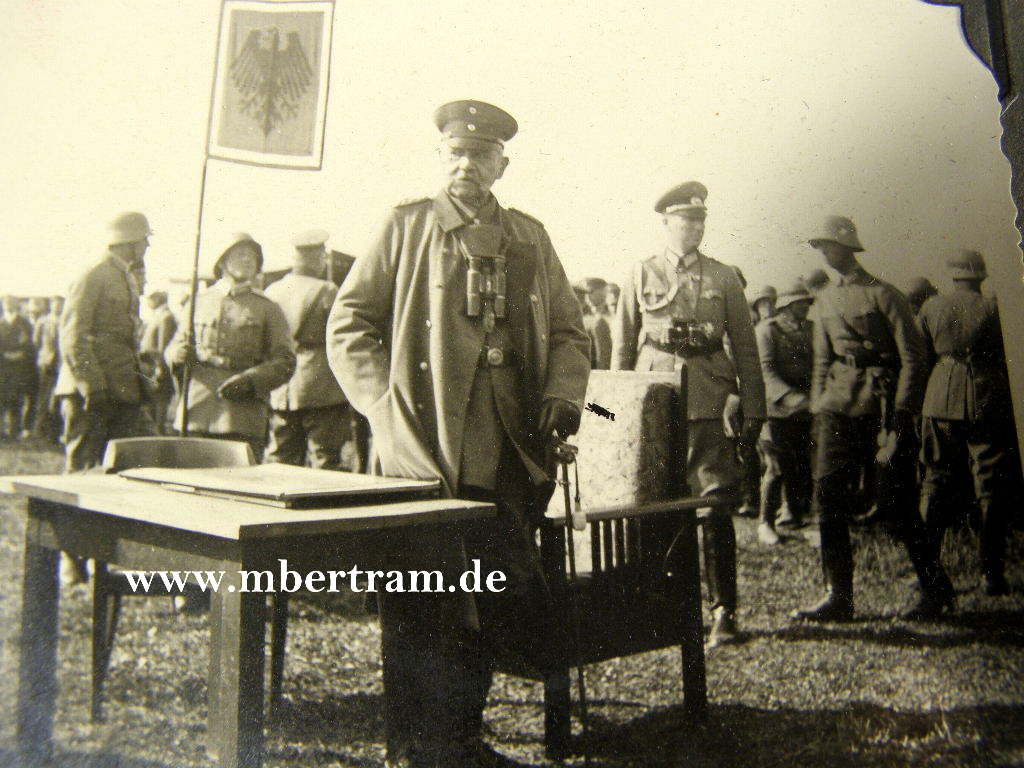 4 Fotos der Reichswehrzeit. Manöver des 13. Inf. Rgt. 2 mit Gen. Feldmasrchall v. Hindenburg