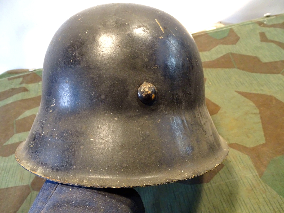 20929-5 Wehrmachts Stahlhelm M 42 mit sandfarbener Afrikakorps Tarnfarbe unter schwarz.