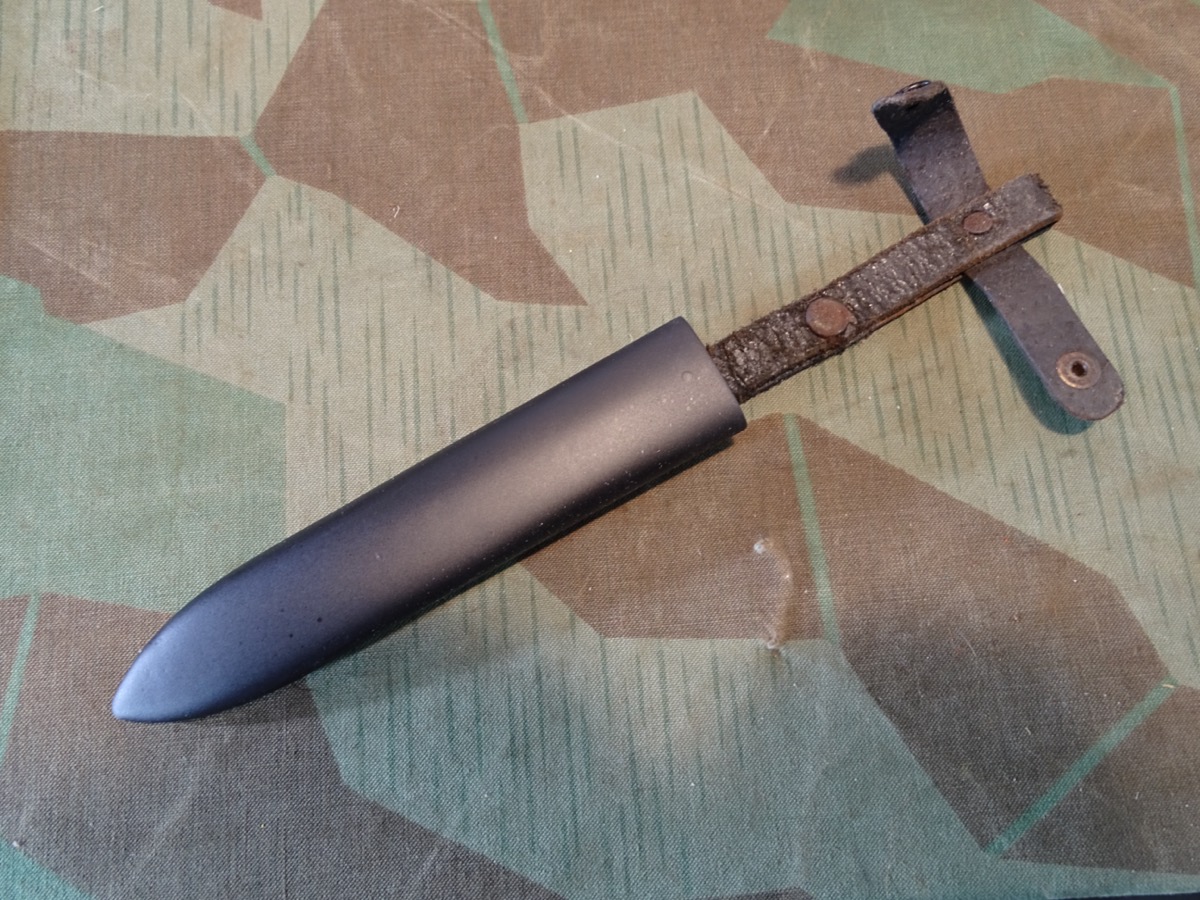 Original Scheide für HJ Messer / HJ Dolch, dünnes Eisenblech, Lederlasche mit Stern Druckknopf, schwarz lackiert. 
