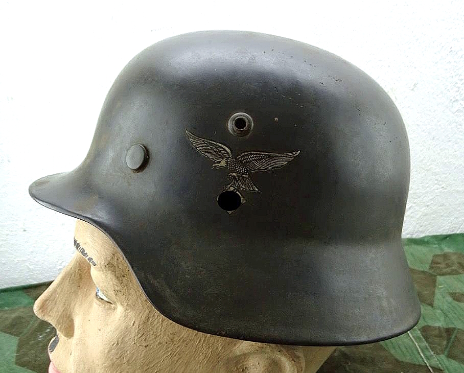 Stahlhelm Luftwaffe M 35, Originalglocke mit erneuertem Wappen, Farbe, Innemhelm, gealtert