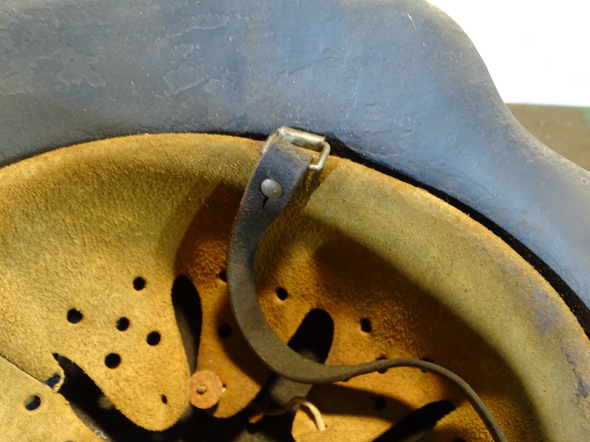 Stahlhelm M 42, Luftwaffe, blaugrau, mit original Innenleben und Riemen. Stahlhelm M 42, Luftwaffe, blaugrau, mit original Innenleben und Riemen.