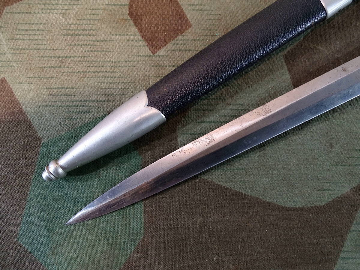Luftwaffe Offiziersdolch 1. Modell, sogenannter "Borddolch". Alu Beschläge, Eickhorn. Luftwaffe Offiziersdolch 1. Modell, sogenannter "Borddolch". Alu Beschläge, Eickhorn.