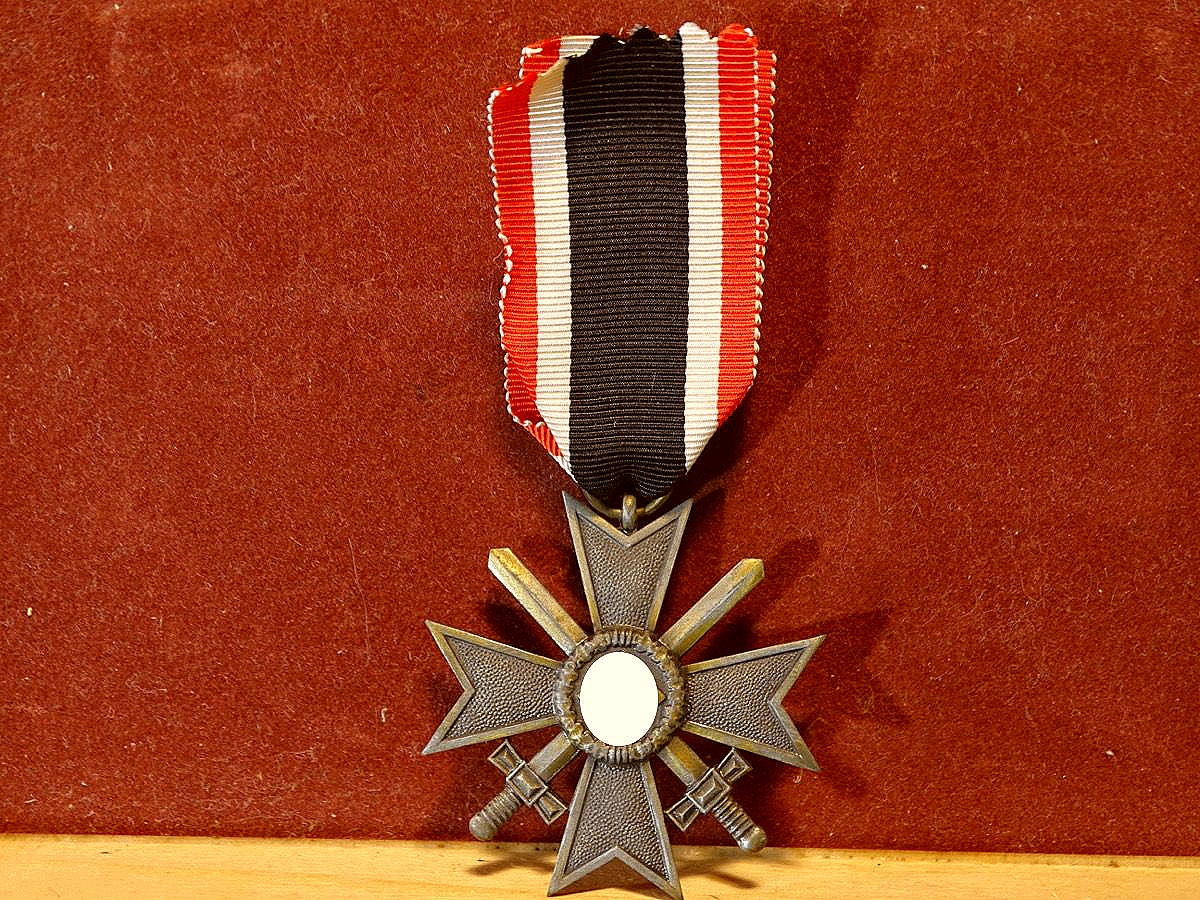 Kriegsverdienstkreuz 1939 mit Schwertern, Feinzink, o. Hst. Mit Bandabschnitt