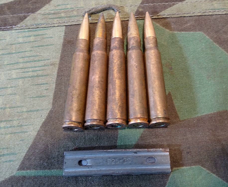 5 Wehrmachts Deko Patronen 8x57, verkupferte Stahlhülsen mit Ladestreifen, P 151 1939