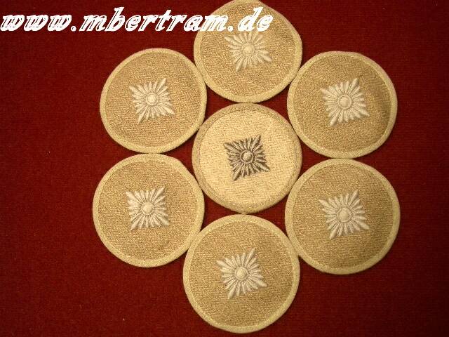 7 Oberschützensterne als Deckchen zusammengenäht, Schwerter zu Pflugscharen, beige. 