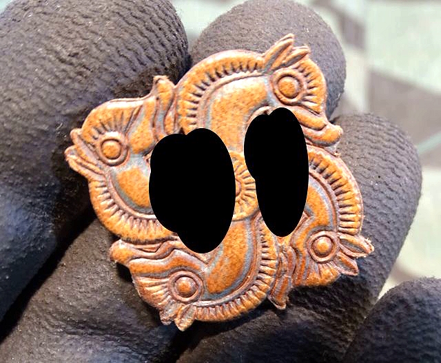 Abzeichen aus Prespappe oder Leder, Nordisches Sonnenrad Symbol. 