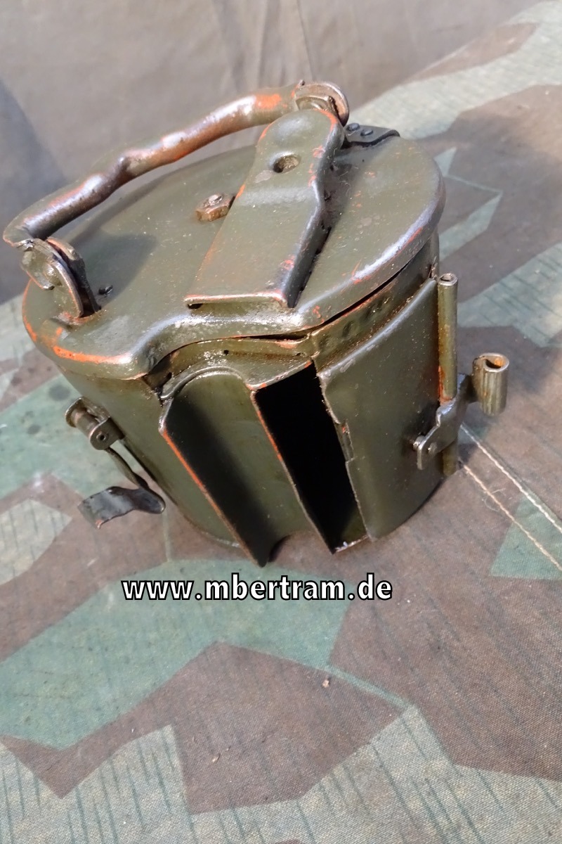WH feldgraue Gurttrommel für MG 42/34 m. Herstellercode "ddf"