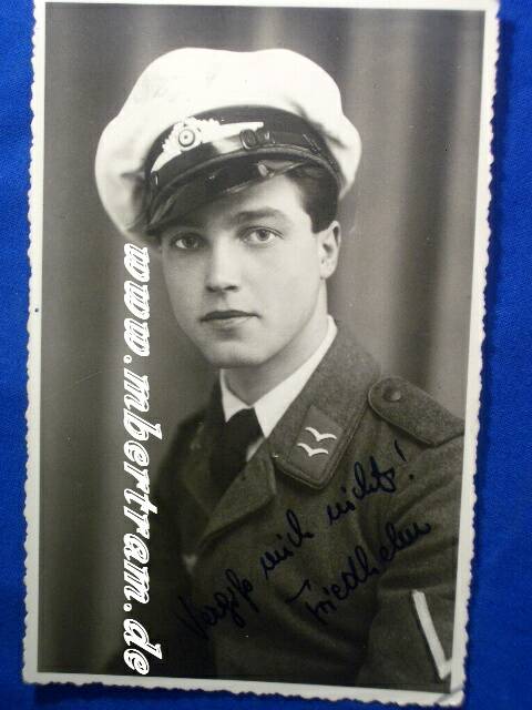 Portraitfoto: Luftwaffen Gefr., weisse Schirmmütze 9x14cm