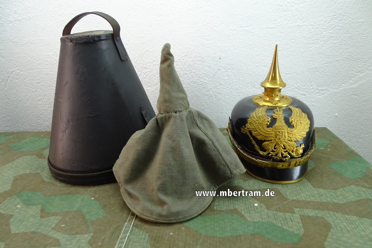 Preussen Pickelhaube für Offiziere  Infanterie mit Überzug und Transportkoffer