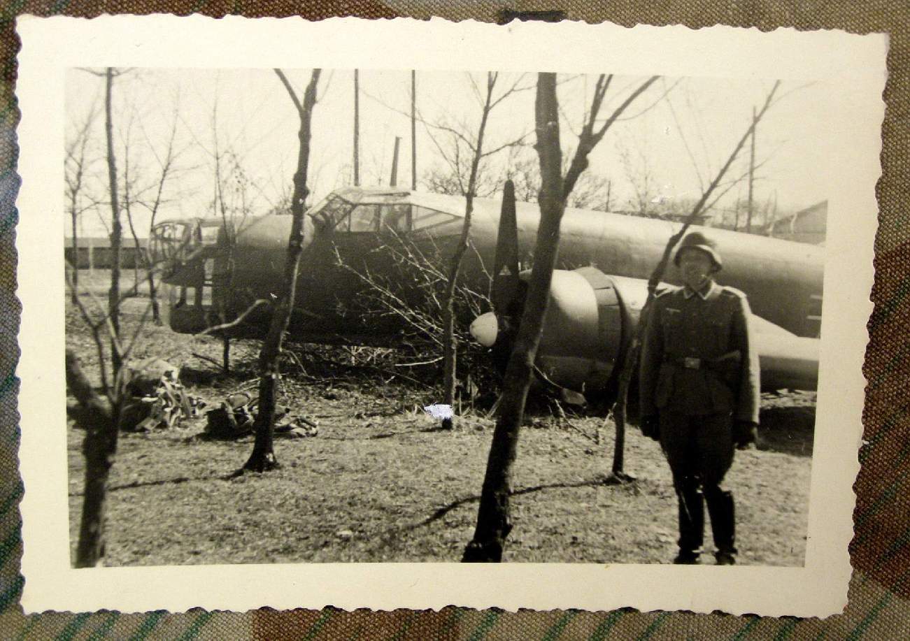 Foto Feldwebel Wehrmacht, abgeschossener alliierter Bomber
