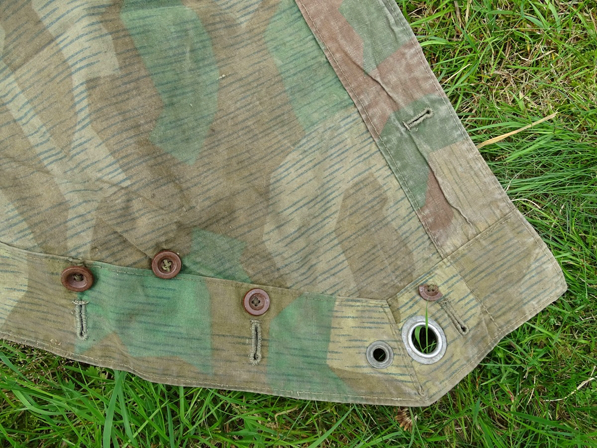 Dreieckszeltbahn Wehrmacht, bräunliches Tarnmuster, Bakelit Knöpfe um 1944, 2 Riemen (4) Dreieckszeltbahn Wehrmacht, bräunliches Tarnmuster, Bakelit Knöpfe um 1944, 2 Riemen (4)