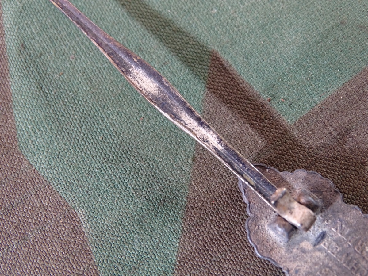 U-Boot Frontspange der Kriegsmarine in Silber, Feinzink, Hersteller Schwerin / Berlin