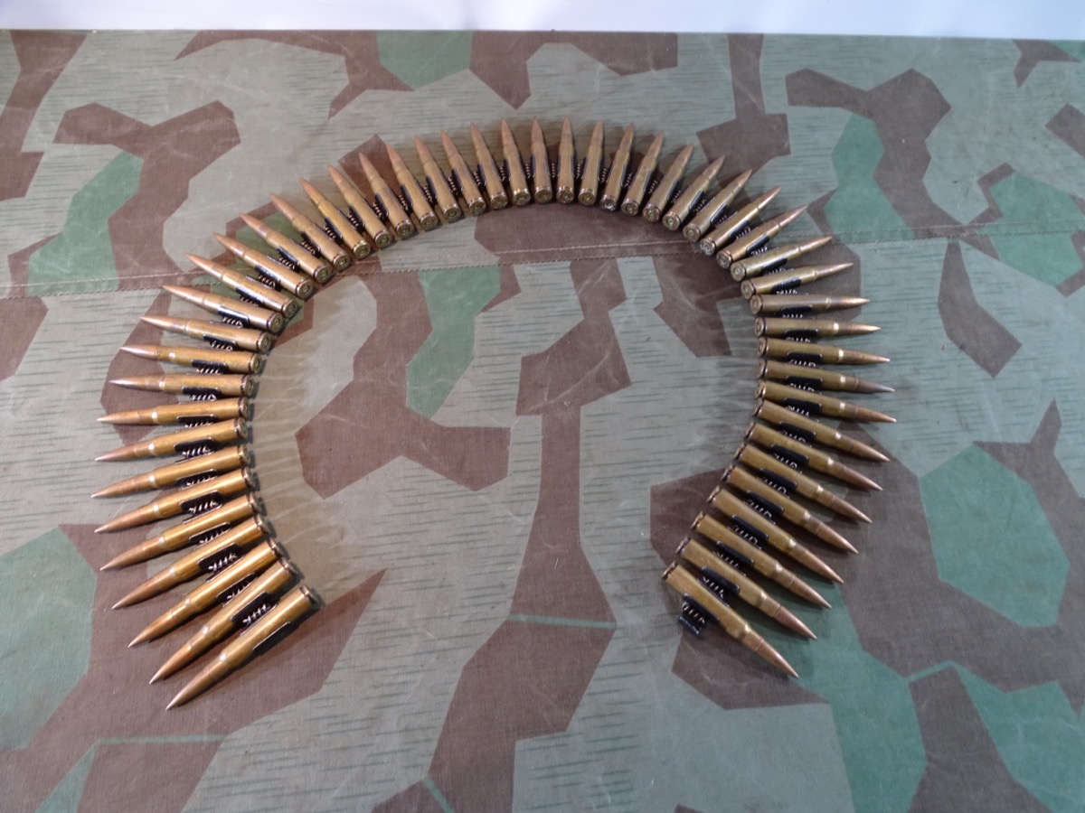 Wehrmachts Patronengurt / Gurtkette mit  50 gleichen Buntmetall Deko Patronen 8x57, P69 1936 Wehrmachts Patronengurt / Gurtkette mit  50 gleichen Buntmetall Deko Patronen 8x57, P69 1936