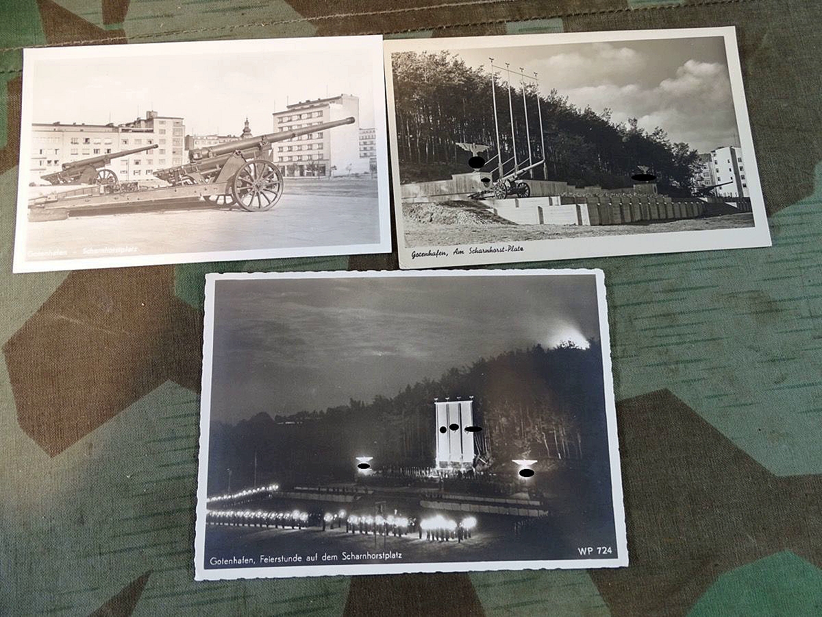 3 Foto Postkarten Gotenhafen (Gdingen /Gdynia) , 3. Reich, Scharnhorst Platz mit Kanonen und HK Fahnen. 