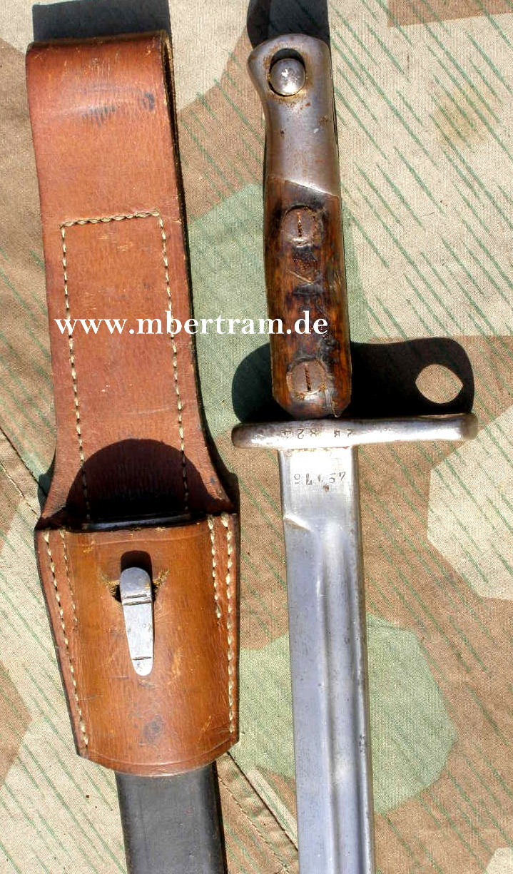 Langes Bajonett f. Span. Karabiner, Holzgriffschalen