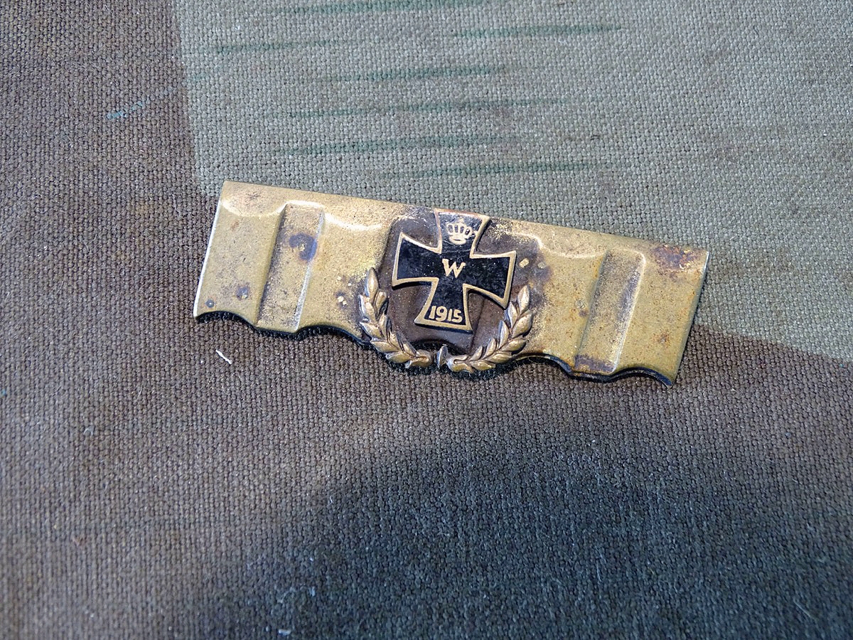 Kaiserreich: Patriotischer Anstecker aus Granaten Führungsring mit emaillierten EK 2, 1915