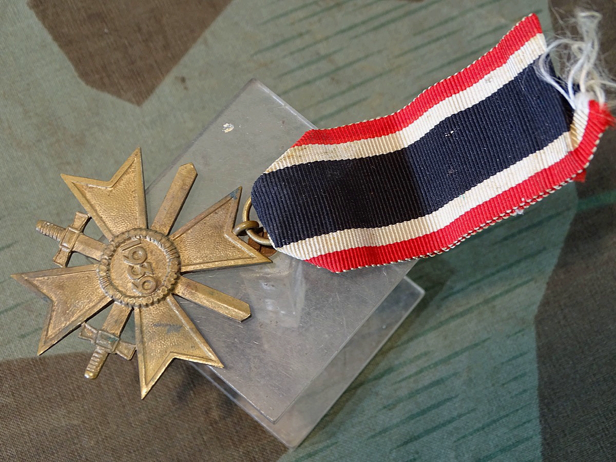 Kriegsverdienst Kreuz 2. Klasse 1939 mit Schwertern, Buntmetall mit Band, ohne Herstellermarke