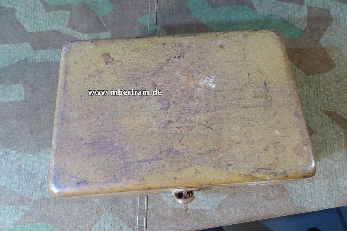 Wehrmacht, Behälter für Rundblickfernrohr 16 ?  Originallack mit Aufklebern