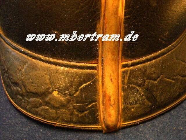 876-8 Preussische Offizierspickelhaube , Leder.