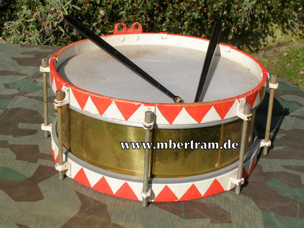 HJ/ DJ Trommel mit Stöcken, Durchmesser ca. 37 cm.